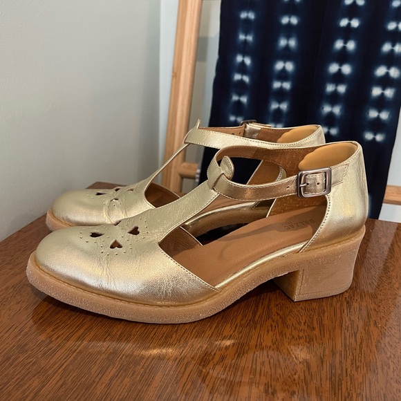 Classic French Shoe: Balzac Paris Light Gold Rosie Sandals - Picture 6 of 9